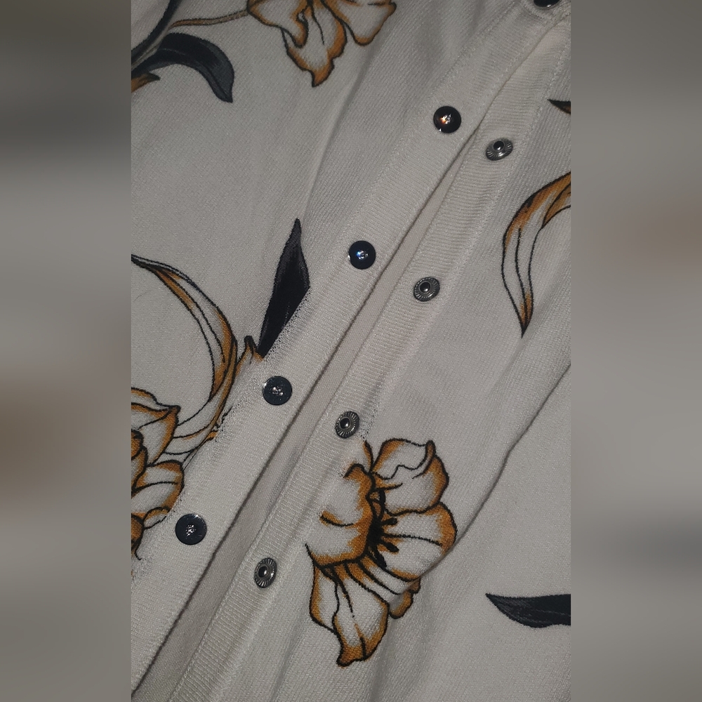 White House Black Market SZ M Floral Magnolia snap closure Cardigan - Picture 3 of 6